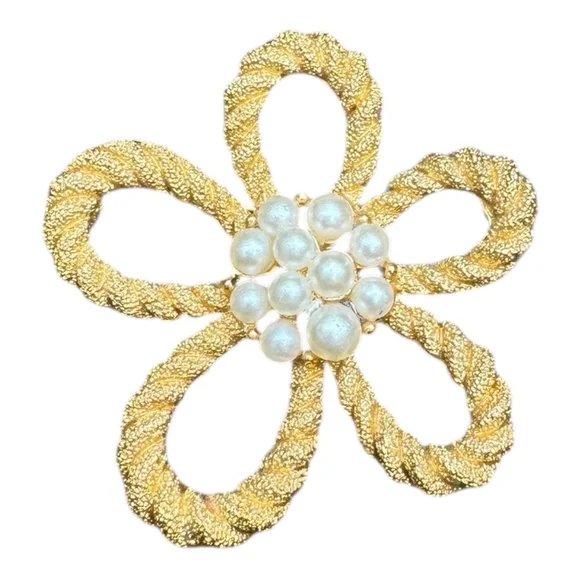 Women's Trifari Flower Brooch Gold Tone Faux Pearl - Picture 5 of 5